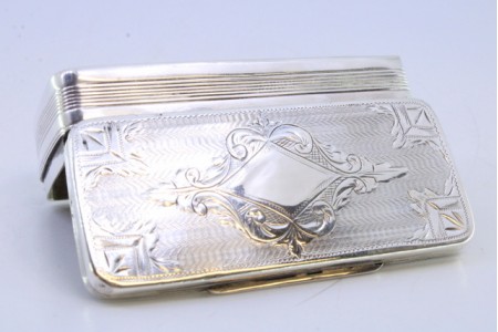 Caixa de rapé em prata canelada e gravados na tampa envolvendo cartela para monograma.